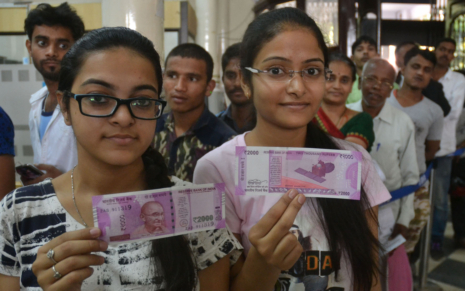 ಹೊಸ ನೋಟು ಪಡೆದು ನಸುನಕ್ಕಜನತೆ